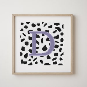 Letra D, patrón abecedario punto de cruz, letra lila sobre manchas dálmatas, monograma, decoración moderna, patrón PDF descargable