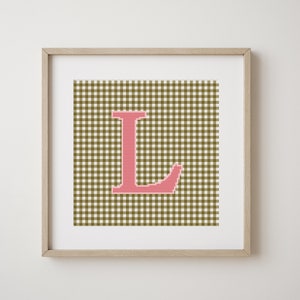 Letra L, patrón abecedario en punto de cruz, letra rosa sobre fondo vichy verde oliva, monograma, decoración moderna, patrón PDF descargable