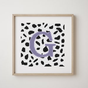 Buchstabe G, Kreuzstich Alphabet Muster, lila Buchstabe auf Dalmatiner Flecken, Monogramm, modernes Dekor, herunterladbares PDF Muster