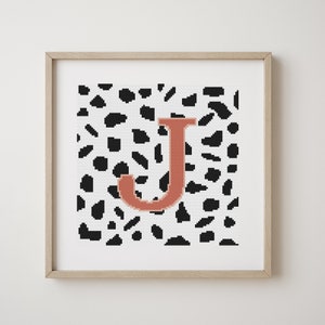 Letra J, patrón abecedario en punto de cruz, letra de terracota sobre manchas dálmatas, monograma, decoración moderna, patrón PDF descargable