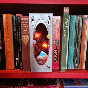 Fleshy, glowing alien spacecraft - book nook diorama. light up, fluorescing