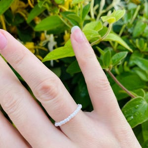 Anello con perline, anello delicato, anello fatto a mano, gioielli, regalo per lei
