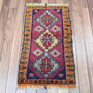 Alfombra vintage de 1,6 x 2,8 pies, alfombra turca pequeña, alfombra con borde rojo anaranjado.