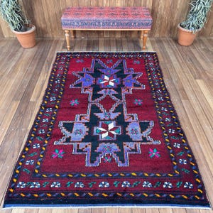 Alfombra turca vintage de 1,43 x 2,16 m, alfombra de lana con borde rojo.