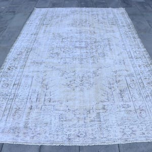 Alfombra turca vintage de 186 x 287 cm (6,1 x 9,4 pies), alfombra de lana blanca.