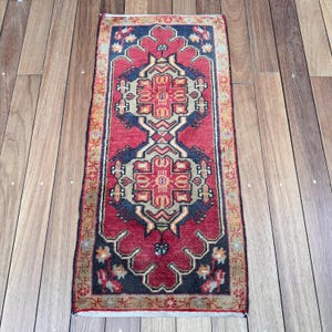 Alfombra pequeña turca vintage de 1,5 x 3,3 pies, color rojo y azul liso.