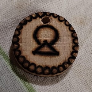 Médaille en bois personnalisée - porte-clés, carte d'identité d'animal de compagnie ou pendentif - cadeau gravé personnalisé