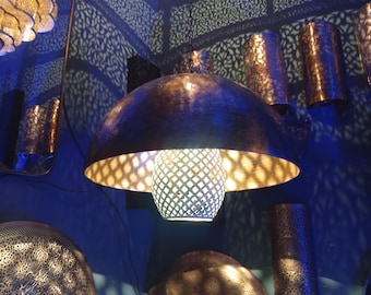 Lámpara tradicional de cobre ornamentada: una luz mágica que pinta arte en tus paredes.