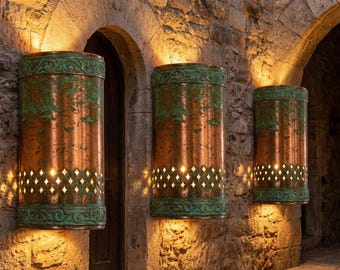 Lámpara marroquí de cobre hecha a mano en Marrakech: lámpara de mesa con pátina verde única, iluminación artesanal para mesita de noche, decoración rústica para el hogar.