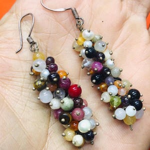 Artisanal earrings in multicolored semi-precious stones