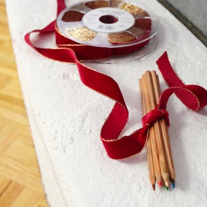 Fita de veludo Red Gold Edge - Fita de veludo Gold Edge para embrulho de presentes, decoração de férias, guirlandas, laços de cabelo, florais, etc. Vermelho Escarlate (644)