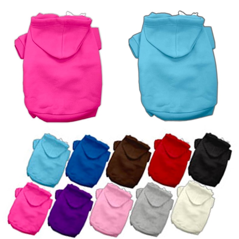 Puede incluir: Un conjunto de diez sudaderas con capucha para perros en varios colores, incluyendo rosa, azul, rojo, marr&oacute;n, negro, morado, rosa claro, gris y blanco.
