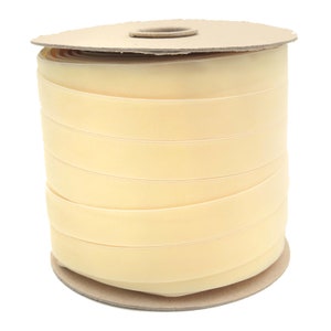 Fita de veludo casca de ovo por atacado para laços, enfeites de casamento, convites, florais, costura, embrulhos de presentes, etc. Fita de veludo creme (564)