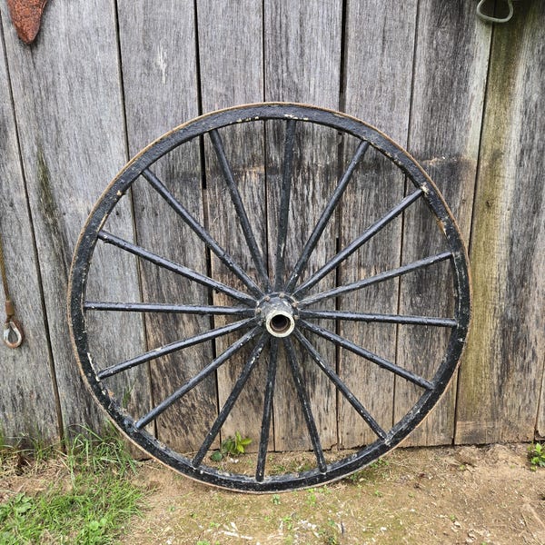 Authentique roue de wagon de la campagne amish - Décoration de jardin rustique, accent extérieur primitif de l'Ohio