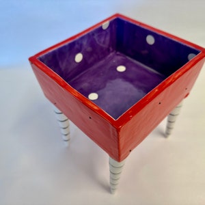 気まぐれな陶器のスクエア皿、明るい赤と紫の陶器の水玉模様