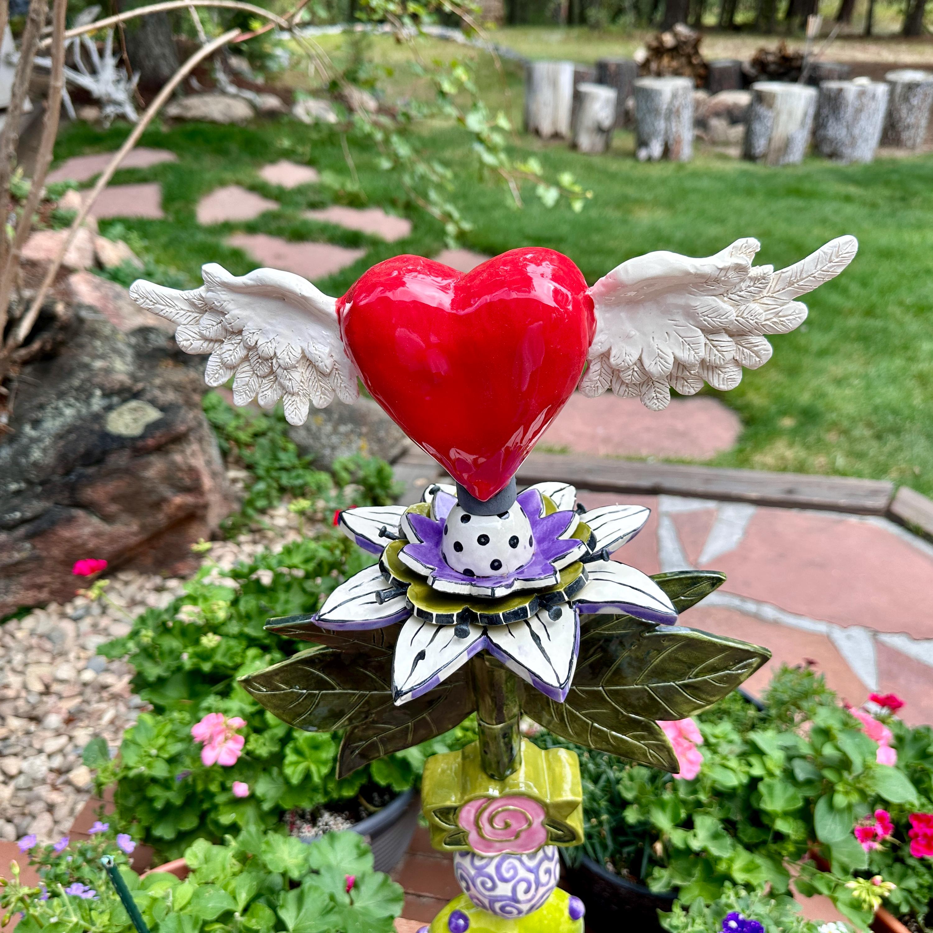 k195r124 Sculpture House「聖母へ捧げる花」オブジェ 置物 Whimsical Ceramic Garden Totem Sacred Heart With Wings, Cactus