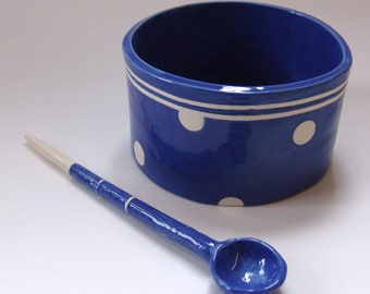 whimsical ceramica Sugar Bowl w / cucchiaio di ceramica fatti a mano, pois blu di Delft, piatto di sale, che serve