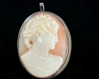 Antique Victorian Gold Cameo Pendant/Brooch