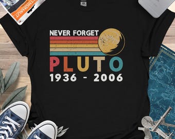 Shirt retro Pluto Never Forget Planet, trendy wetenschaps-T-shirt, T-shirt astronomieliefhebber, T-shirt universum, vintage Pluto-cadeaus, planetenkleding