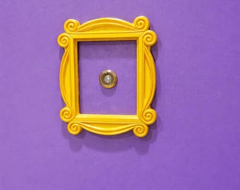 Spioncino con cornice dorata / Pezzo iconico ispirato alle sitcom degli anni '90