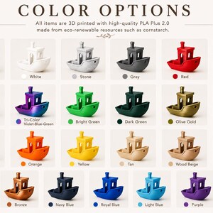 Pu&ograve; includere: Una variet&agrave; di barchette giocattolo stampate in 3D in vari colori, tra cui nero, bianco, rosso e oro. L'immagine mostra una tabella colori con opzioni come oro rosa, verde brillante e blu navy. Il testo indica che gli articoli sono realizzati con PLA Plus 2.0.