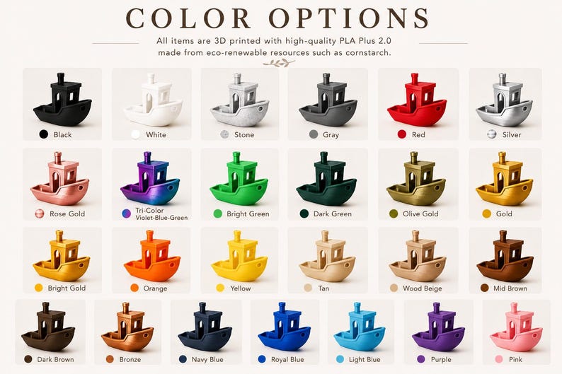 Pu&ograve; includere: Una variet&agrave; di barchette giocattolo stampate in 3D in vari colori, tra cui nero, bianco, rosso e oro. L'immagine mostra una tabella colori con opzioni come oro rosa, verde brillante e blu navy. Il testo indica che gli articoli sono realizzati con PLA Plus 2.0.