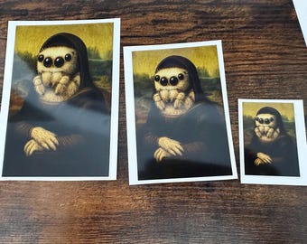 Könnte beinhalten: Drei Drucke einer Parodie der Mona Lisa, wobei das Gesicht einer Spinne das der Frau ersetzt. Die Drucke variieren in der Größe und zeigen die Spinne in einem dunklen Gewand mit gefalteten Händen vor einem gelb-grünen Hintergrund.