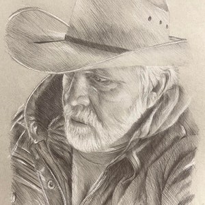 Könnte beinhalten: Eine Schwarzweiß-Bleistiftzeichnung eines Mannes mit Cowboyhut und Lederjacke. Der Mann hat einen Bart und einen Schnurrbart und schaut nach unten.