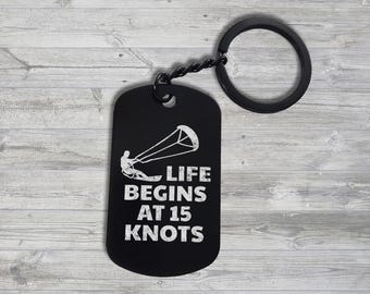 La vida comienza a los 15 nudos Kitesurf Kitesurfing Llavero Llavero Regalo personalizado, Etiqueta de perro, Pin, llavero personalizado, regalo personalizado