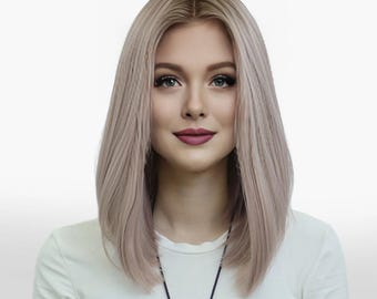 Könnte beinhalten: Eine Frau mit langem, glattem, hellblondem Haar und blauen Augen. Sie trägt ein weißes Oberteil und eine dunkle Halskette. Ihre Lippen sind tiefrosa. Der Hintergrund ist schlicht weiß.