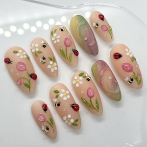 Diseño de uñas postizas personalizadas hechas a mano con diseño floral 3D de tulipán, mariquita y abeja, almendra mediana mate, primavera, prado, fantasía, flores, animales, pastel, jardín.