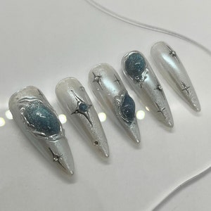 galaxy 3d chrome glitter lange stiletto handgemaakte custom pers op nagels milky way aurora moon comet zilver