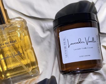 Puede incluir: Un frasco de spray de vidrio transparente con Let's Be Real Golden Body Oil y un tarro de vidrio ámbar con Let's Be Real Lavender Vanilla Body Butter. El aceite corporal es de 100 ml y la manteca corporal de 240 ml, con etiquetas blancas y texto negro.