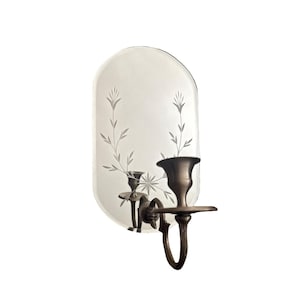 Może przedstawiać: Wazon ścienny w stylu vintage z przezroczystą, łukowatą szklaną płytą tylną, wytrawioną kwiatowym wzorem. Kinkiet posiada brązowy świecznik i dekoracyjną pętlę. Odpowiedni do klasycznego lub antycznego wystroju.