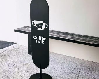 Panneau de sol autoportant, plaque métallique personnalisée avec logo d'entreprise pour café, salon de coiffure ou boutique.
