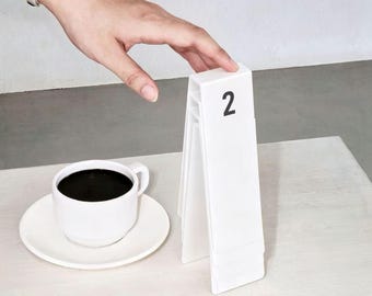 Numéros de table pour restaurants commerciaux, supports métalliques en forme de A, signalétique minimaliste pour cafés, bistros et bars à café.