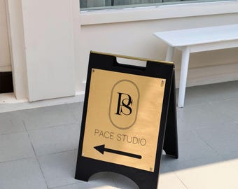 Panneau de trottoir portable en métal de type A, avec insert papier interchangeable, réutilisable pour cafés et boutiques.