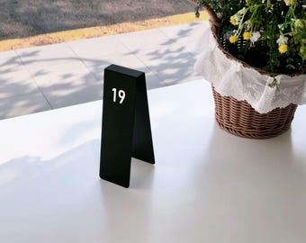 Numéros de table métalliques en forme de A, supports de numérotation de table en fer autoportants, marqueurs modernes pour la décoration de restaurants, cafés et établissements de restauration.
