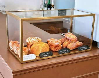 Vitrine de boulangerie en acrylique, cadre doré, à poser sur le comptoir, pour présenter pains et desserts dans un café.