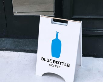 Panneau de trottoir portable en métal de type A, avec insert papier interchangeable, réutilisable pour cafés et boutiques.