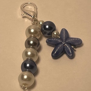 Llavero con cuentas de verano costal, estrella de mar azul, con cuentas tipo perla, azul, gris, blanco, llavero pequeño para billetera o mochila