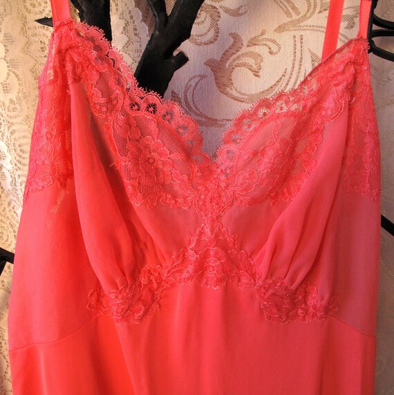 Vintage Coral Vanity Fair Slip Nylon Tricut Size 3