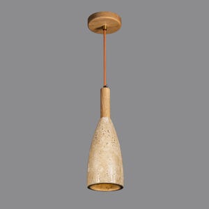 Könnte beinhalten: Eine beige Hängelampe mit einem Holzdeckel und einem Holzsockel. Die Lampe hängt an einem braunen Kabel.