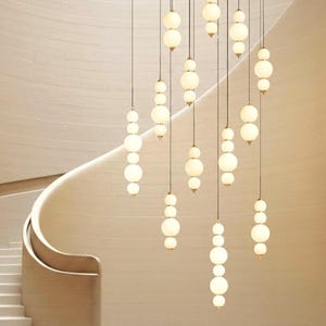 Lámpara de araña de escalera: lámpara colgante de globo apilado personalizada para techos altos