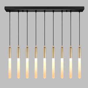 Puede incluir: Una lámpara de techo de metal negro con diez luces colgantes doradas. Cada luz tiene una pantalla de vidrio cilíndrica larga y delgada.