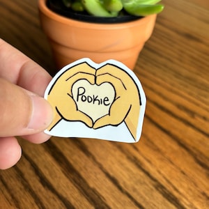 Pookie | Adesivo de vinil resistente à água |  Bonito para laptop, garrafa de água, copo ou álbum de recortes.