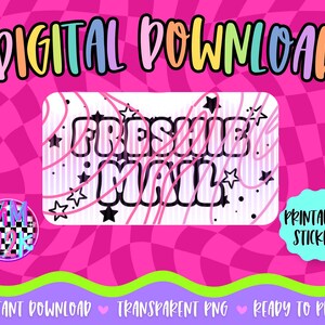 Op de afbeelding: Een digitale downloadafbeelding met de woorden "DIGITAL DOWNLOAD" in kleurrijke bubbelletters. De afbeelding bevat een stickerontwerp met de tekst "FRESHIE MAIL" en steraccenten. Een turquoise sticker leest "PRINTABLE STICKER". De achtergrond is een roze ruitpatroon.