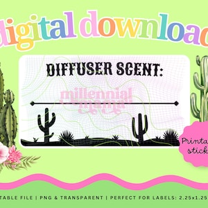 Puede incluir: Etiqueta de descarga digital con fondo verde claro. La etiqueta presenta el texto "DIFFUSER SCENT: millennial gang" y una ilustración de paisaje desértico. Incluye cactus y elementos florales. Una pegatina rosa dice "Printable sticker".