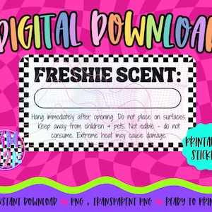 Könnte beinhalten: Digitaler Download-Grafik mit einem leuchtend rosa und lila karierten Hintergrund. Das Design zeigt ein Etikett mit der Aufschrift "FRESHIE SCENT" mit einem leeren Feld, umgeben von einem schwarz-weißen Karomuster. Zusätzlicher Text enthält "PRINTABLE STICKER".