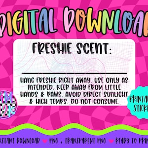 Op de afbeelding: Een digitale downloadafbeelding met een roze en geblokte achtergrond. De tekst luidt "DIGITALE DOWNLOAD" en "FRESHIE SCENT:" met veiligheidsinstructies. Een turquoise sticker zegt "PRINTBARE STICKER".